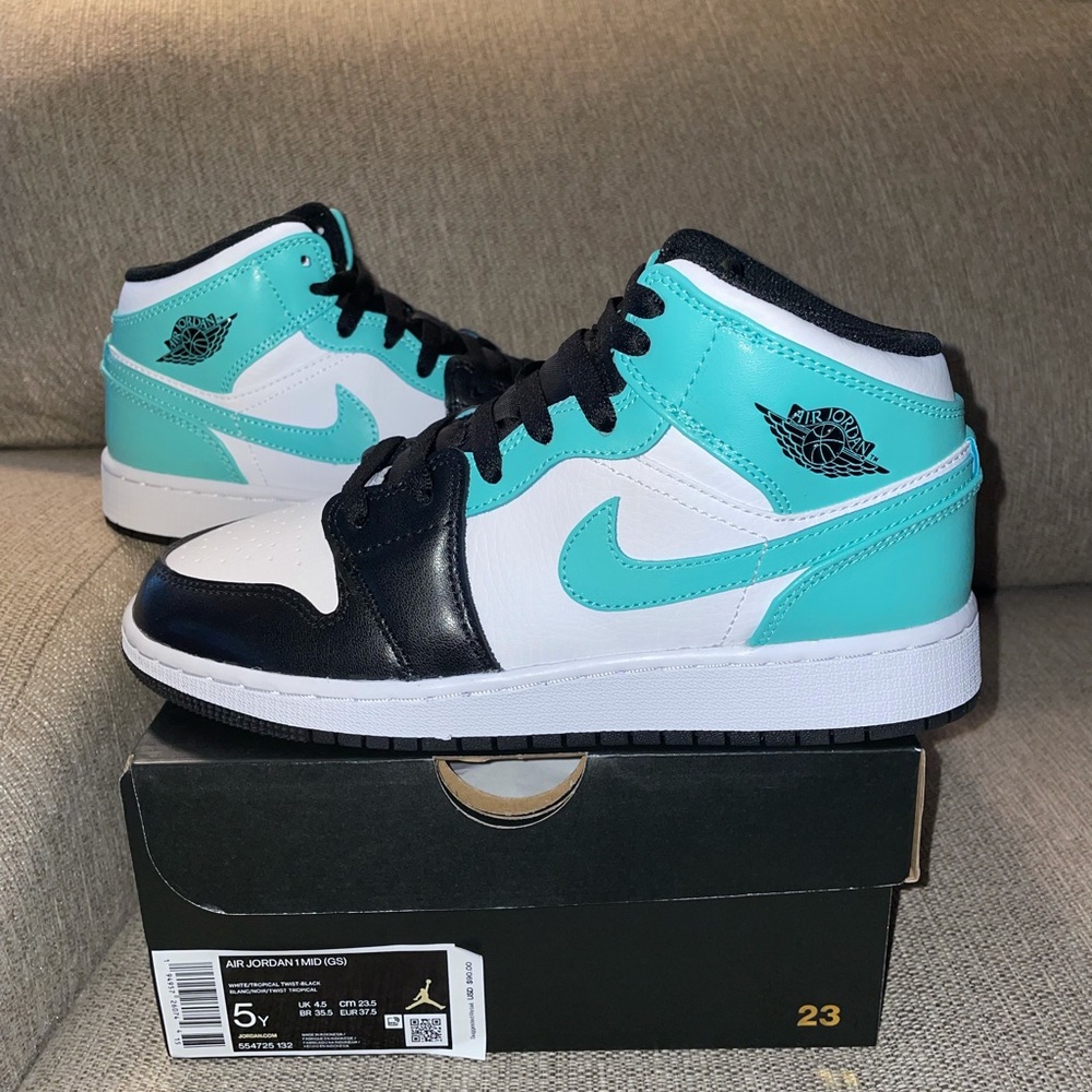 Air Jordan 1 Mid Tropical Twist “Igloo”